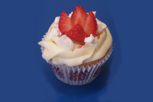 A summer favourite! Strawberry sponge, topped with vanilla buttercream, pieces of meringue and topped with a drizzle of strawberry sauce and a fresh strawberry