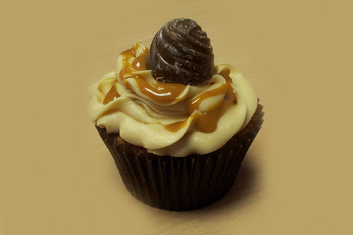 Caramel sponge, topped with caramel buttercream and a drizzle of salted caramel sauce. What better to top it off with than a salted caramel chocolate!